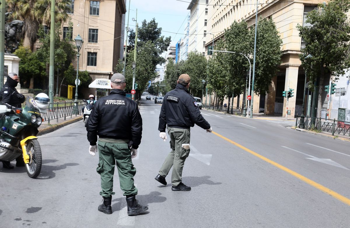 Απαγόρευση κυκλοφορίας κορωνοϊός: Αστυνομικός έκανε κεφαλοκλείδωμα σε ηλικιωμένο