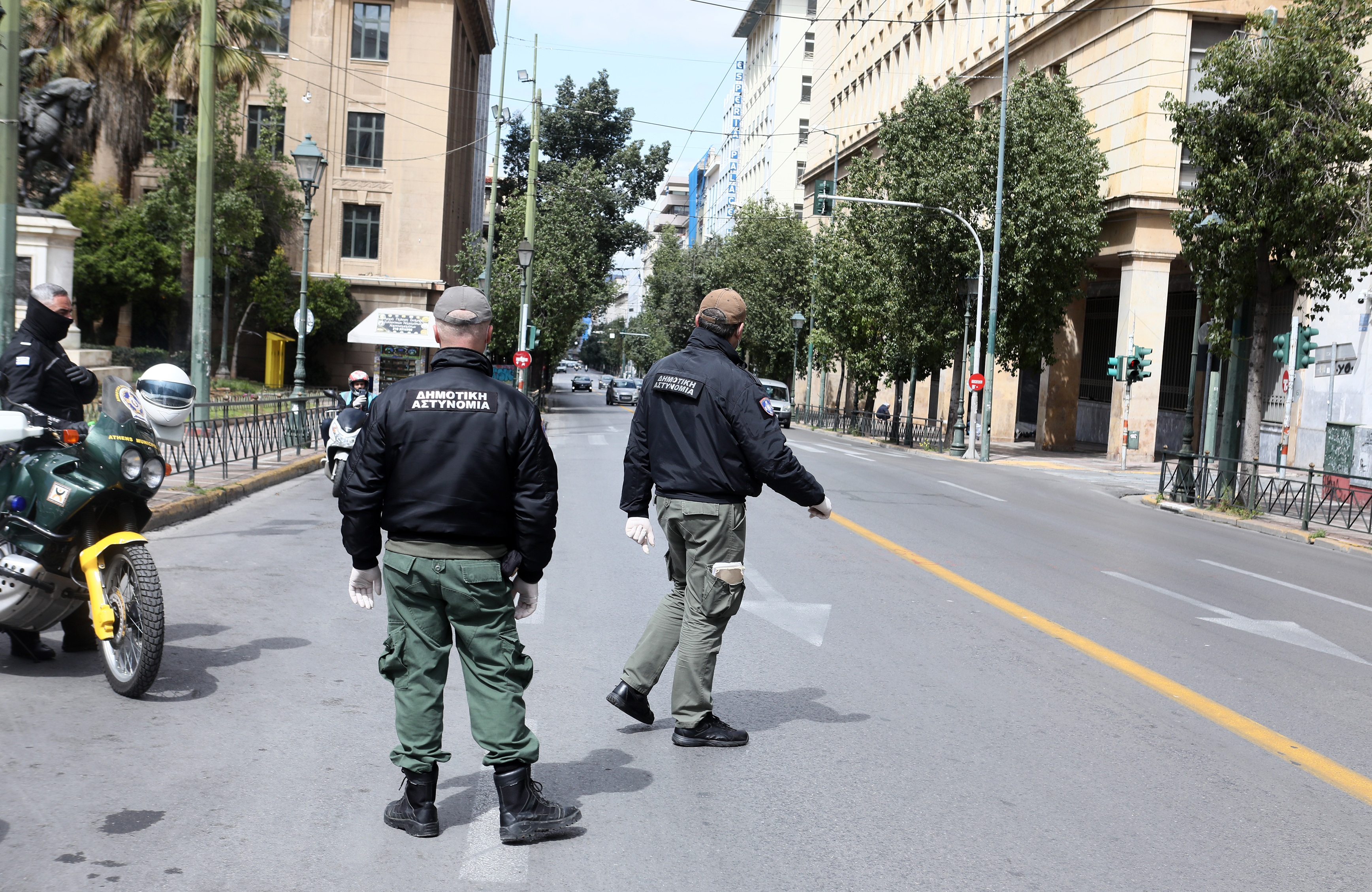 Απαγόρευση κυκλοφορίας κορωνοϊός: Αστυνομικός έκανε κεφαλοκλείδωμα σε ηλικιωμένο
