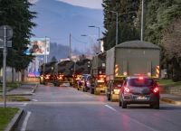 Ιταλία κορωνοϊός: Συγκλονιστική εικόνα στο Μπέργκαμο – Ο στρατός αναλαμβάνει τη μεταφορά των θυμάτων