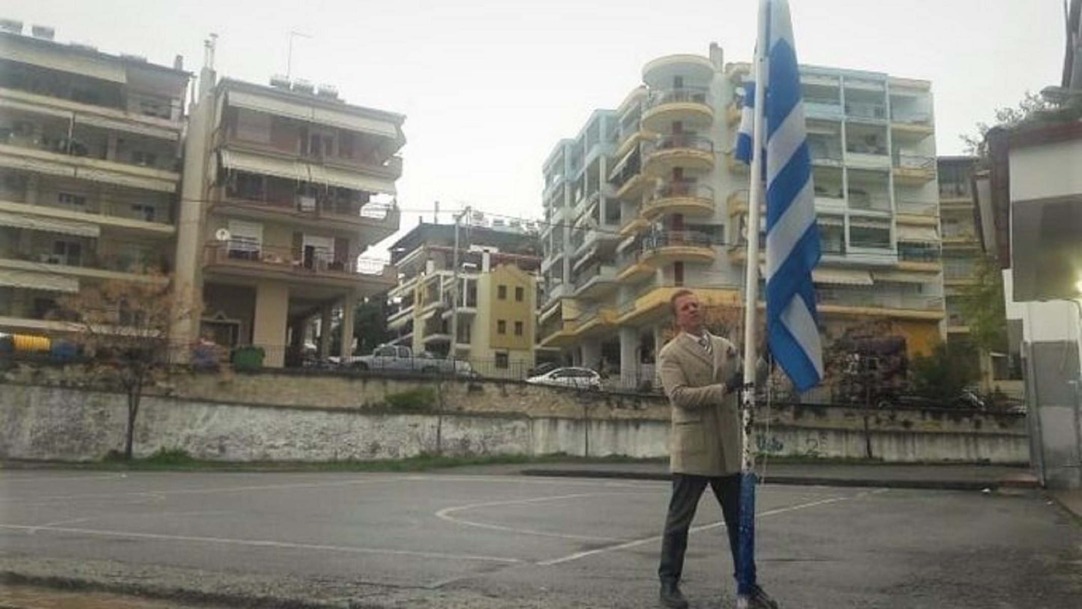 Γιαννιτσά 25η Μαρτίου: Διευθυντής σχολείου έκανε μόνος του την έπαρση της σημαίας