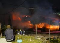 Μυτιλήνη εμπρησμός: Τρεις συλλήψεις για τον εμπρησμό στη δομή μεταναστών «One Happy Family» [vid]