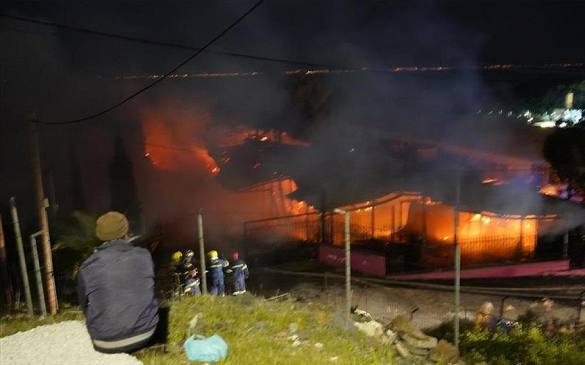 Μυτιλήνη εμπρησμός: Τρεις συλλήψεις για τον εμπρησμό στη δομή μεταναστών «One Happy Family» [vid]