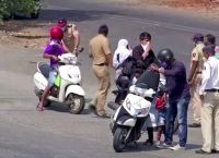 Κορωνοϊός Ινδία: Ξύλο και απειλές με πυρά για να επιβληθεί η καραντίνα – Δείτε το video