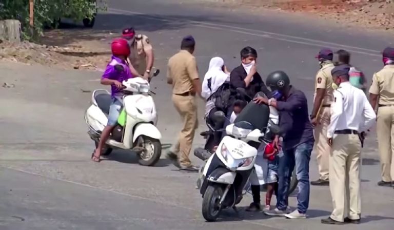 Κορωνοϊός Ινδία: Ξύλο και απειλές με πυρά για να επιβληθεί η καραντίνα – Δείτε το video