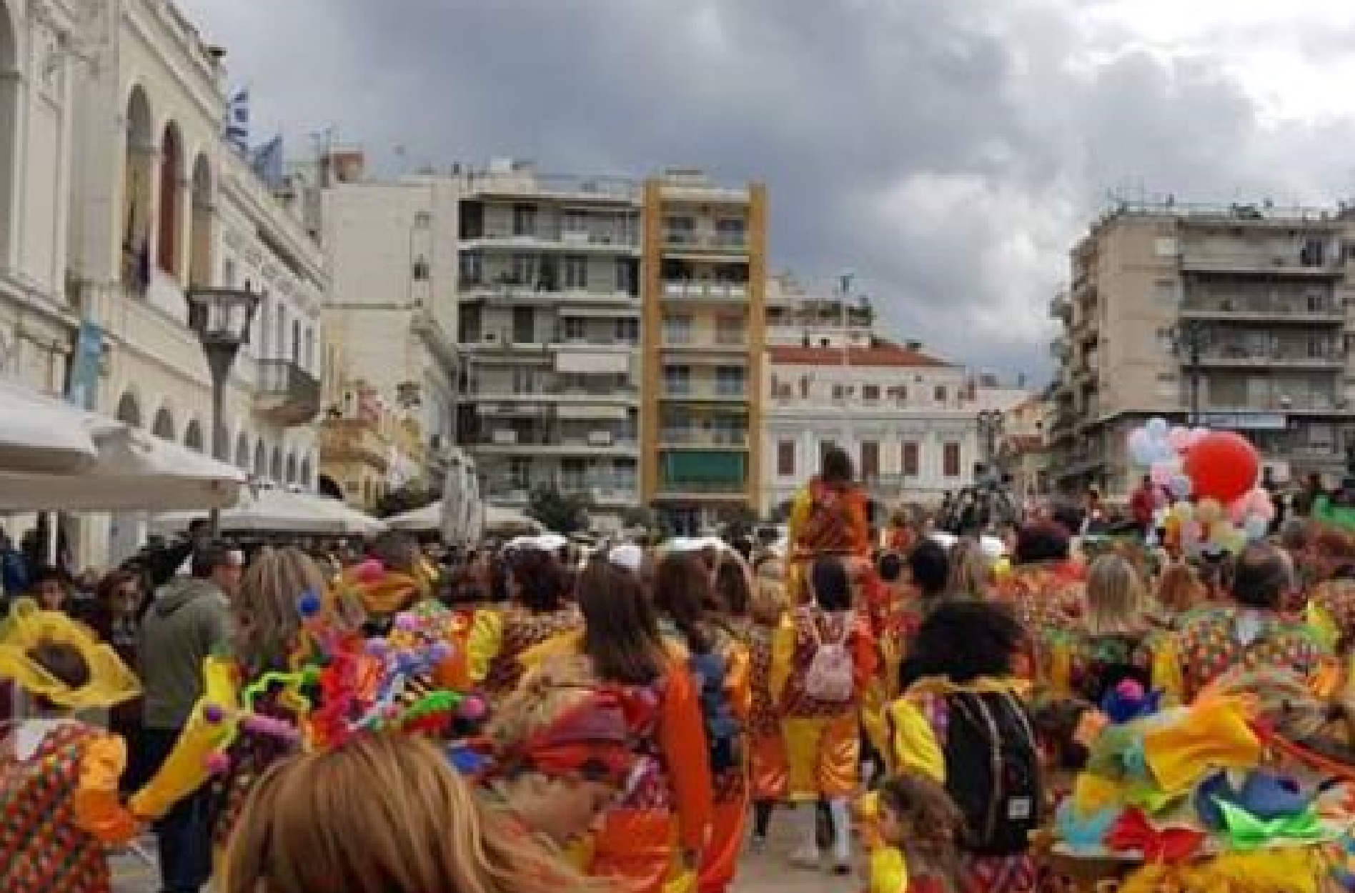 Πάτρα Καρναβάλι: Χιλιάδες καρναβαλιστές στους δρόμους για παρέλαση