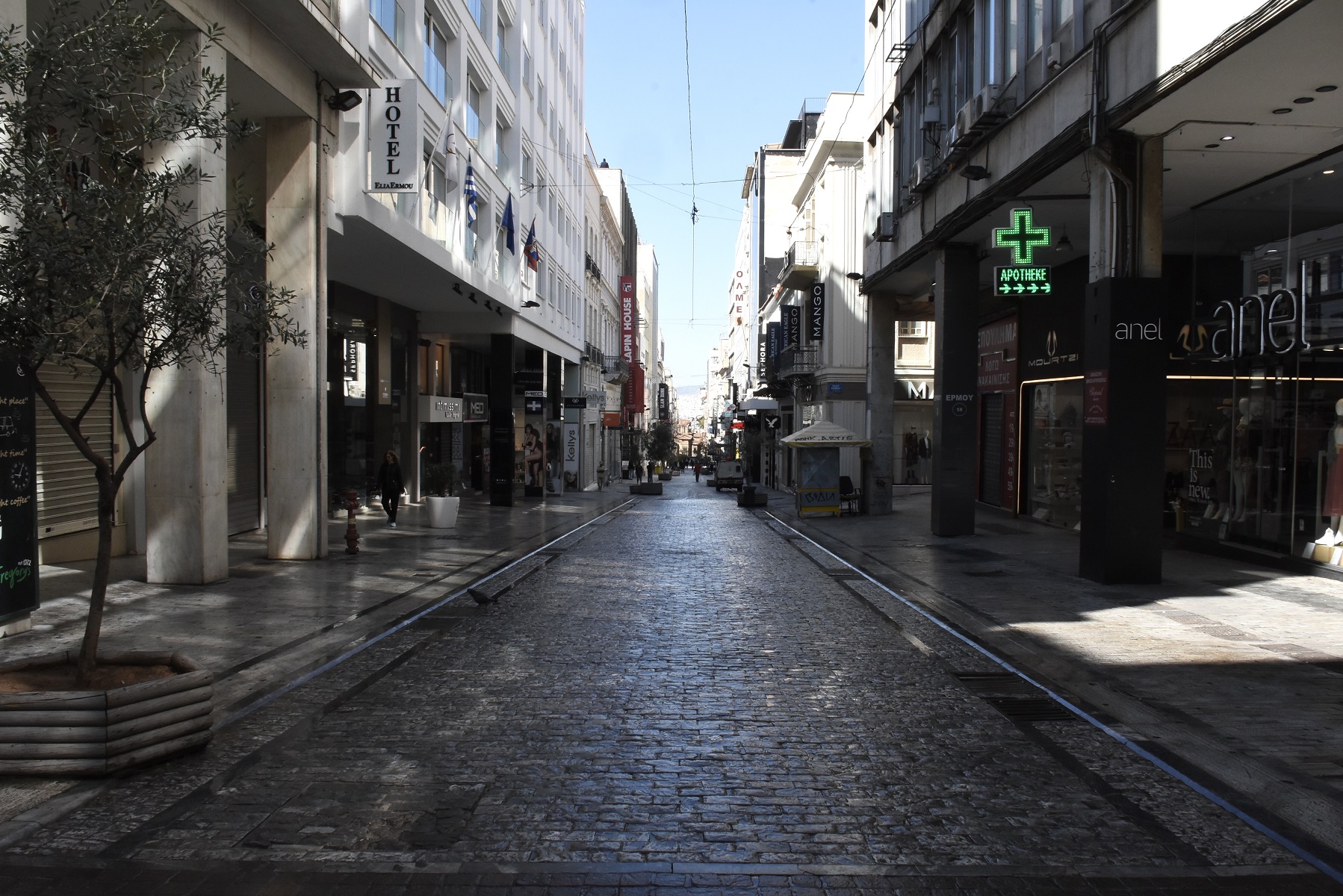 Κορωνοϊός Ερμού: Έρημος ο πιο εμπορικός δρόμος της Αθήνας  [pic/vid]