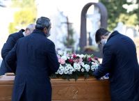 Kορωνοϊός κηδείες Θεσσαλονίκη: Γραφείο τελετών πρωτοπορεί πραγματοποιώντας ταφές μέσω Skype Kορωνοϊός κηδείες Θεσσαλονίκη: Γραφείο τελετών πρωτοπορεί πραγματοποιώντας ταφές μέσω Skype