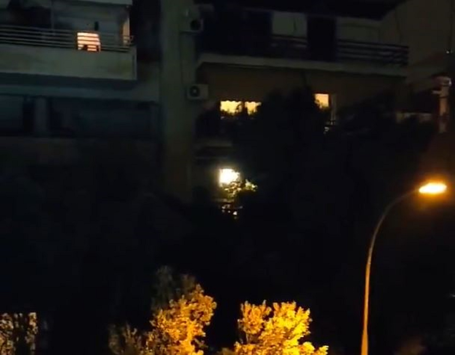 Κορωνοϊός γιαγιάδες στην Κυψέλη: Τραγουδούν “ο χάρος βγήκε παγανιά” στα μπαλκόνια