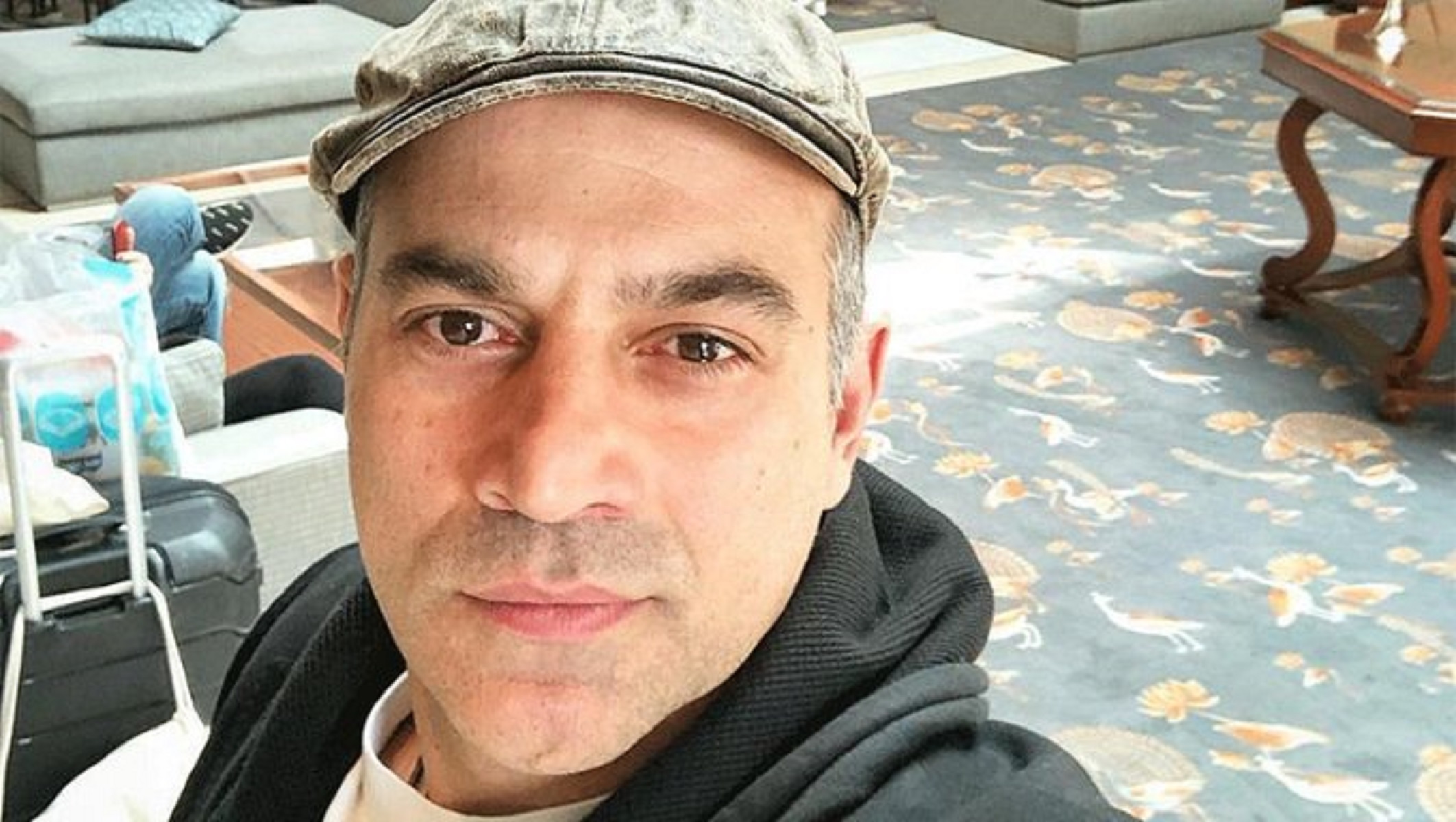 Κρατερός Κατσούλης: “Λύγισε” ο παρουσιαστής στο αντίο στον Πάνο Χατζηκουτσέλη