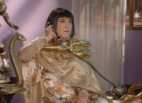 “Δέκα Εσώκλειστοι Μήτσοι”: Η νέα ηχητική σειρά του Λάκη Λαζόπουλου ξεκινάει με την “πλούσια”