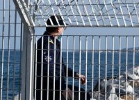 Λέσβος μεταναστευτικό: Ένταση στο λιμάνι της Μυτιλήνης – Μπήκαν στο αρματαγωγό οι πρώτοι μετανάστες [vid]
