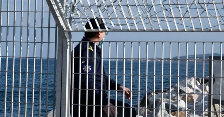 Λέσβος μεταναστευτικό: Ένταση στο λιμάνι της Μυτιλήνης – Μπήκαν στο αρματαγωγό οι πρώτοι μετανάστες [vid]