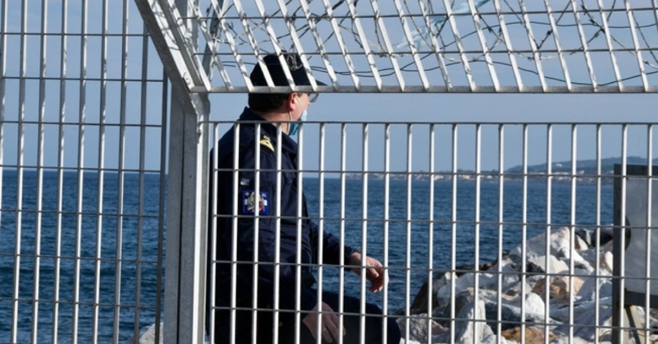 Λέσβος μεταναστευτικό: Ένταση στο λιμάνι της Μυτιλήνης – Μπήκαν στο αρματαγωγό οι πρώτοι μετανάστες [vid]
