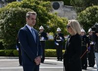 25η Μαρτίου: Κατάθεση στεφάνων στην άδεια Αθήνα – Πτήσεις μαχητικών στο Σύνταγμα