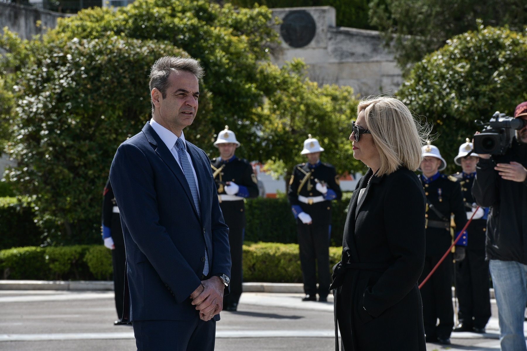 25η Μαρτίου: Κατάθεση στεφάνων στην άδεια Αθήνα – Πτήσεις μαχητικών στο Σύνταγμα