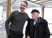Κυριάκος Μητσοτάκης για Μανώλη Γλέζο: «Το έθνος χαμηλώνει τις σημαίες για να περάσει ένα μεγάλος Έλληνας»