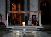 Κορωνοϊός Ιταλία: Ο Πάπας Φραγκίσκος λειτούργησε στην έρημη πλατεία του Αγίου Πέτρου