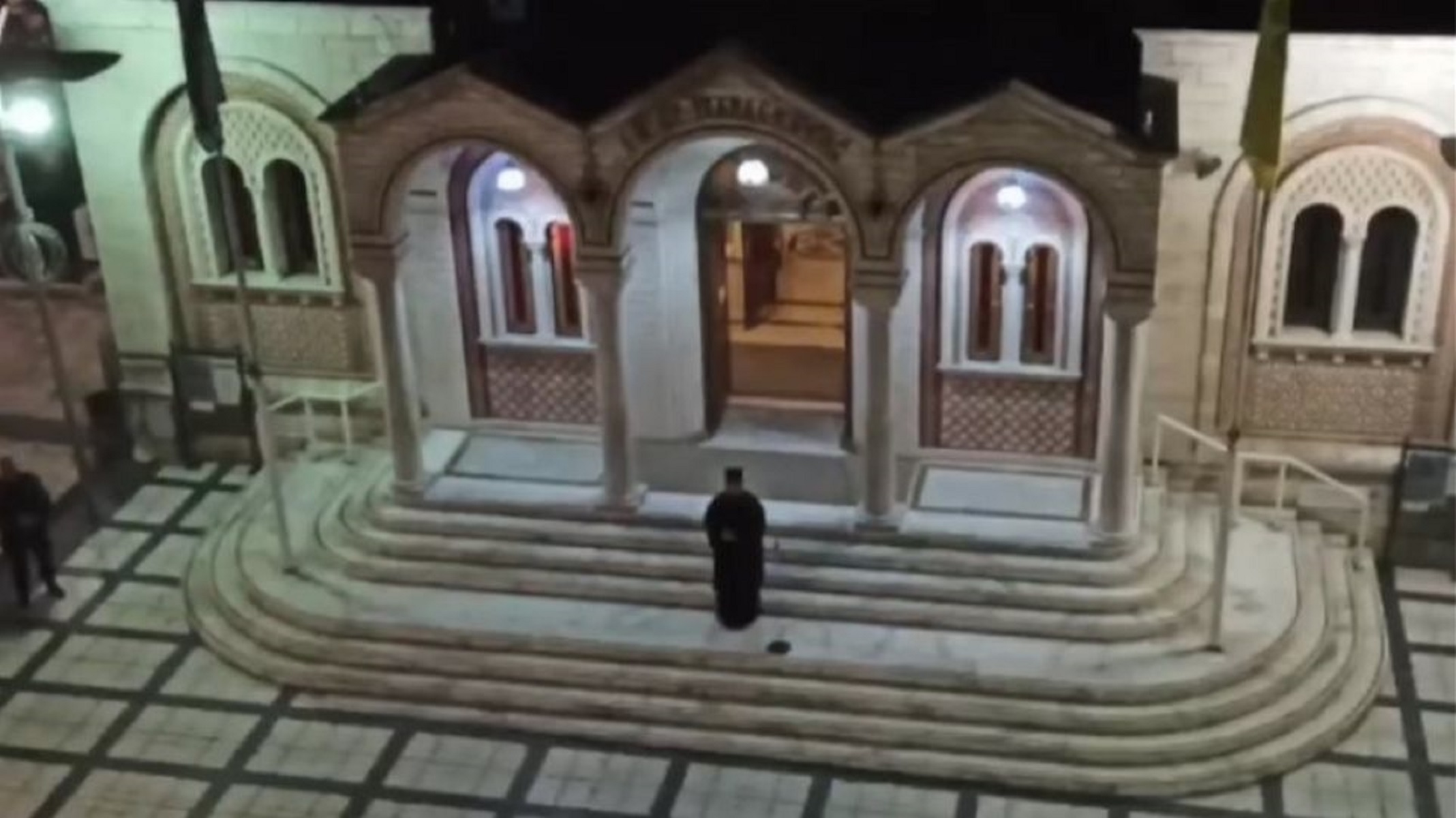 Κορωνοϊός Θεσσαλονίκη:  Έψαλε «Τη Υπερμάχω» από το προαύλιο του ναού – Συμμετείχαν πιστοί από μπαλκόνια