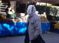 Πάνα βρακάκι αντί μάσκας για τον κορονοϊό η επική πατέντα Έλληνα στη λαϊκή αγορά