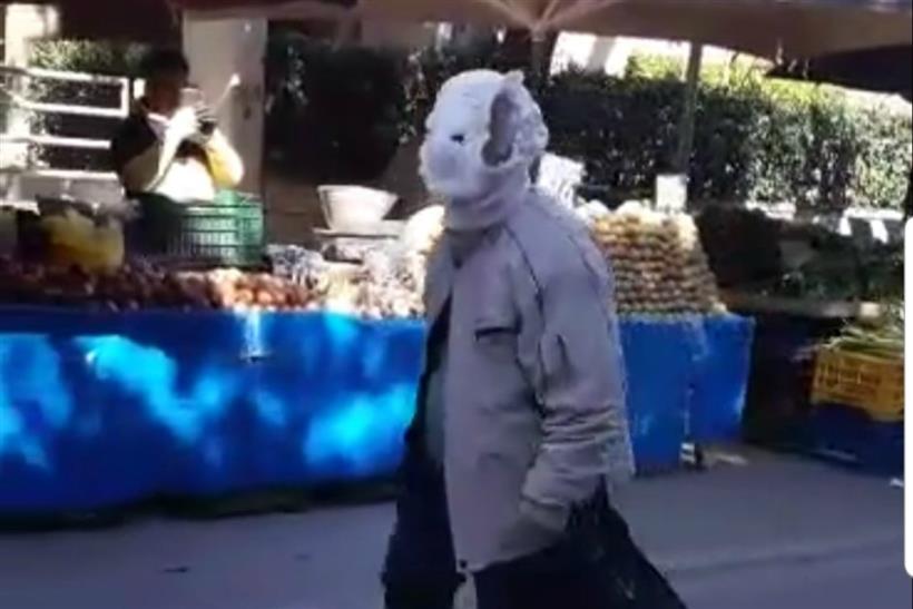 Πάνα βρακάκι αντί μάσκας για τον κορονοϊό η επική πατέντα Έλληνα στη λαϊκή αγορά