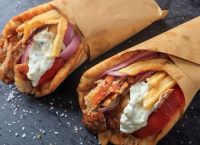 Χαλκίδα κορωνοϊός: Έστειλε sms για περίπατο και βρέθηκε για σουβλάκια