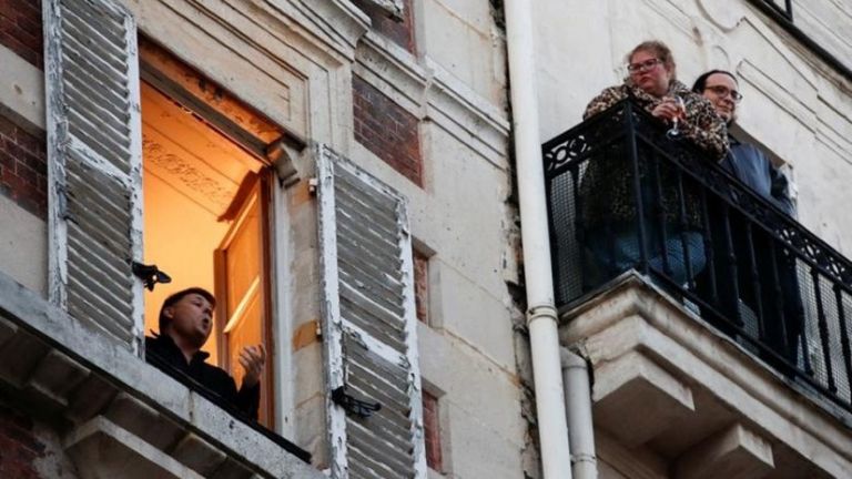 Κορωνοϊός Γαλλία: Τενόρος δίνει καθημερινά συναυλίες από το μπαλκόνι του