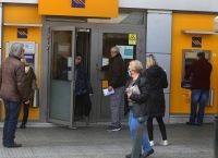 Κορωνοϊός Τράπεζες: Ουρές συνταξιούχων – Συστάσεις από την αστυνομία για τήρηση των μέτρων