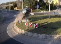 Ένα Suzuki Swift χτυπά σε πλατεία και απογειώνεται