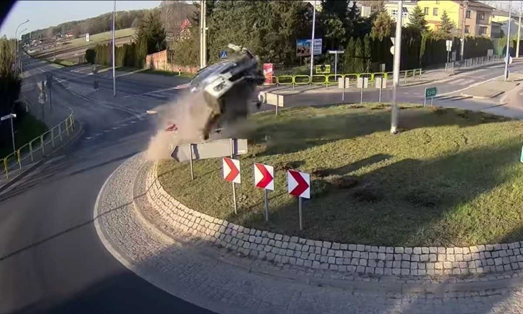 Ένα Suzuki Swift χτυπά σε πλατεία και απογειώνεται