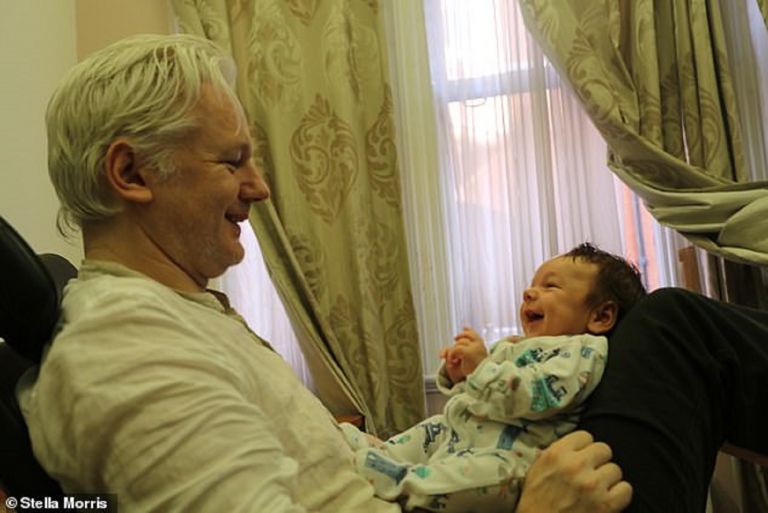 Τζούλιαν Ασάνζ WikiLeaks: Απέκτησε δύο παιδιά με τη συνήγορό του – Αποκαλυπτική συνέντευξη [vid]
