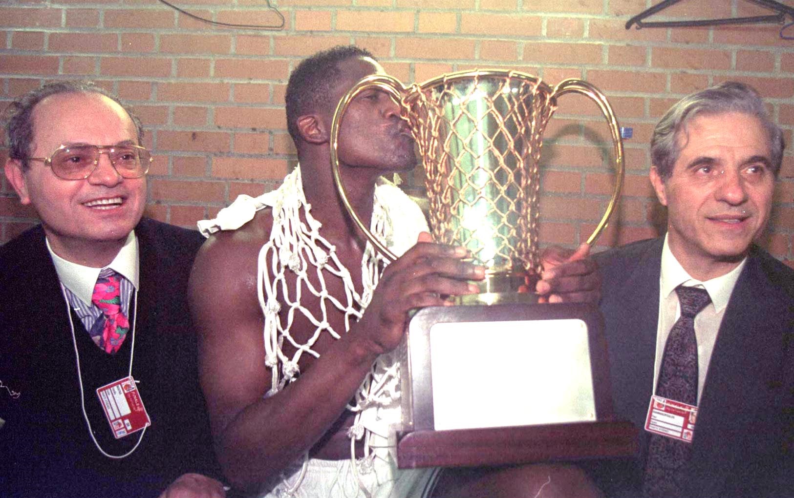 Παναθηναϊκός Μπαρτσελόνα 1996: Ο Ντομινίκ φιλάει το Κύπελλο με τους αδελφούς Γιαννακόπουλους δίπλα του