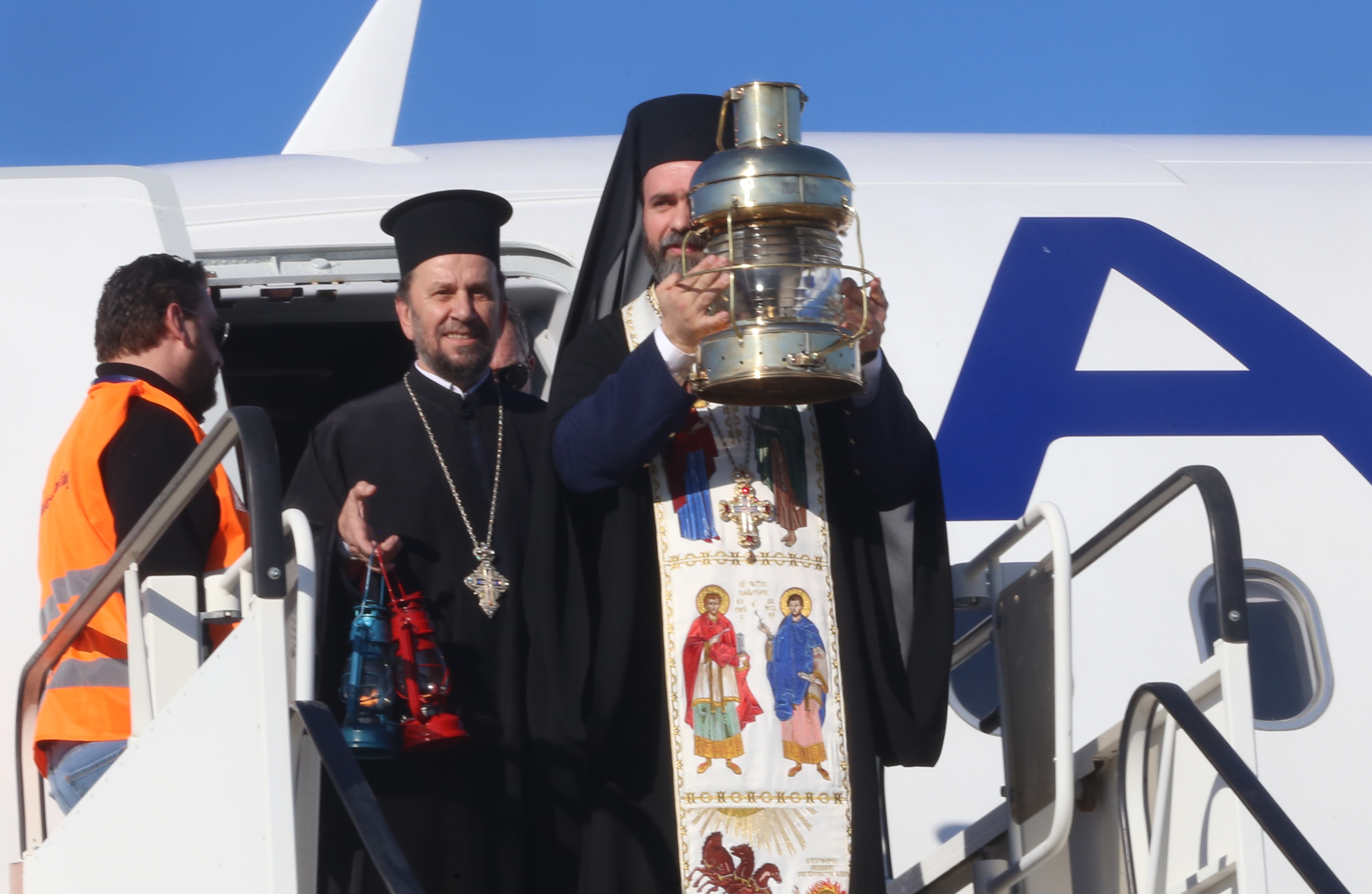 Άγιος Φως LIVE: Ζωντανά η άφιξη και μεταφορά στον Πανάγιο Τάφο της Πλάκας