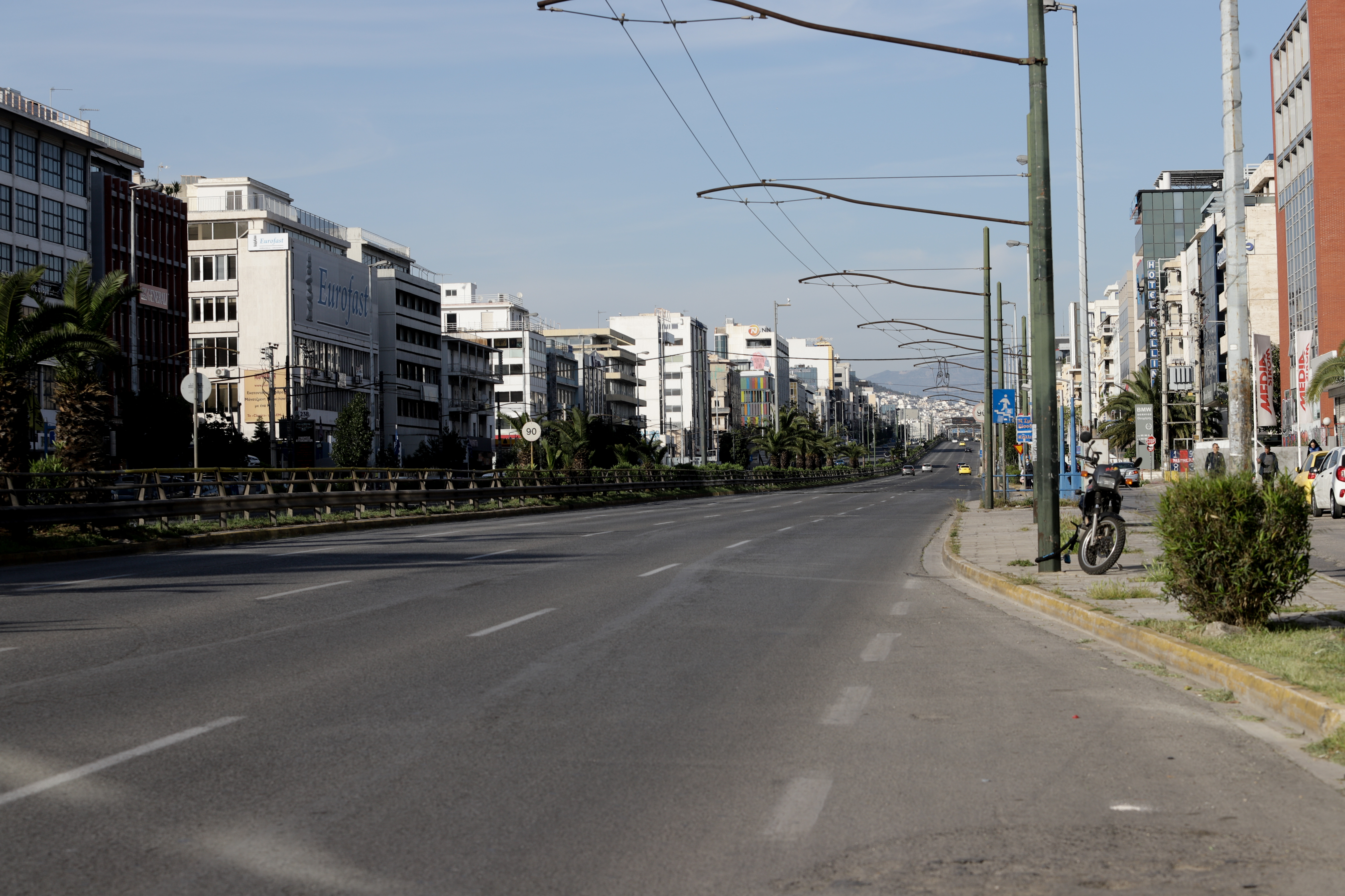 Απαγόρευση Κυκλοφορίας Πάσχα 2020: Άδειοι οι δρόμοι, ελάχιστοι οι πεζοί – 85 παραβάσεις