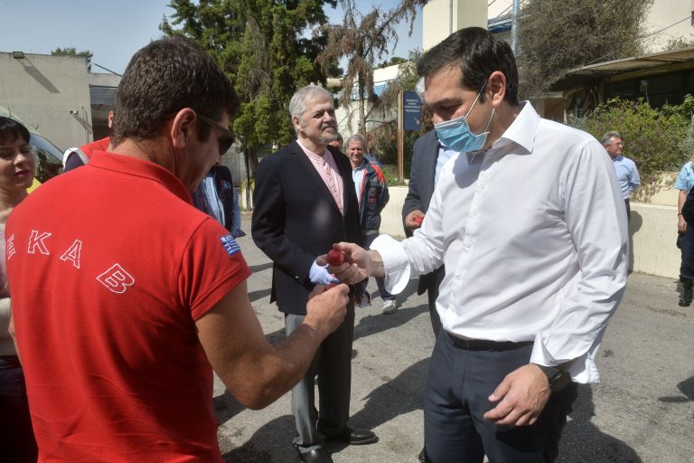 Επίσκεψη Τσίπρα στο ΕΚΑΒ: Είμαστε ευγνώμωνες για την προσφορά σας [vid]