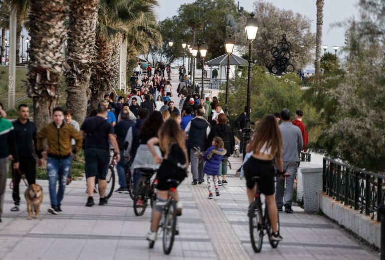 Κορωνοϊός Αθήνα Πάσχα: Στον Φλοίσβο οι κάτοικοι της πρωτεύουσας μετά τον οβελία