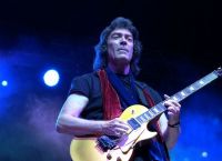Steve Hackett κορωνοϊός: Ο κιθαρίστας των Genesis μένει σπίτι και παίζει το «Blood on the Rooftops» Steve Hackett κορωνοϊός: Ο κιθαρίστας των Genesis μένει σπίτι και παίζει το «Blood on the Rooftops»
