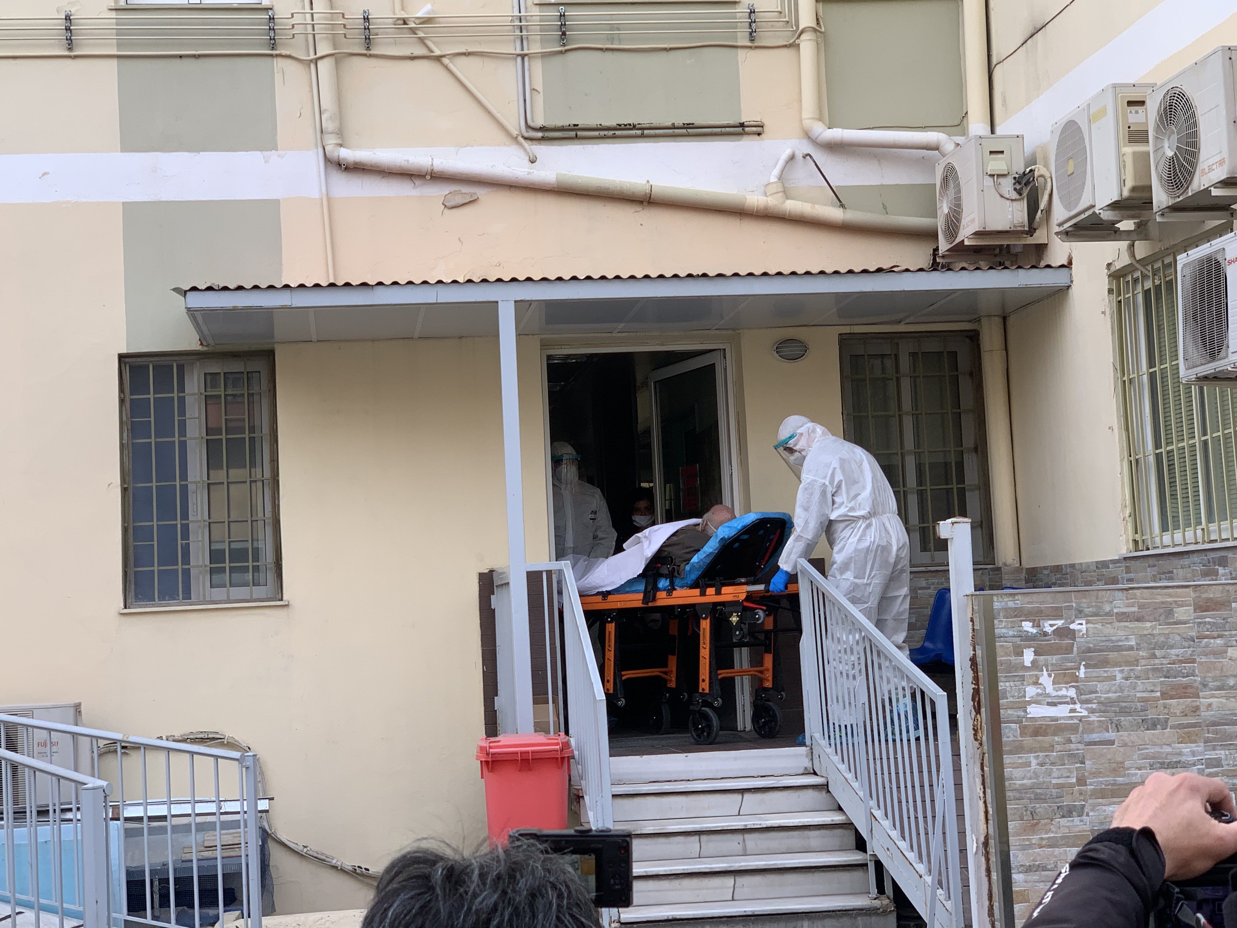 Κορωνοϊός Περιστέρι: Έφυγε νεκροφόρα από την κλινική “Ταξιάρχαι”