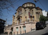 Ιερέας στο Κουκάκι: Χτυπούσαν οι πιστοί την πόρτα, δεν απαγορεύεται η Θεία Κοινωνία Ιερέας στο Κουκάκι: Χτυπούσαν οι πιστοί την πόρτα, δεν απαγορεύεται η Θεία Κοινωνία