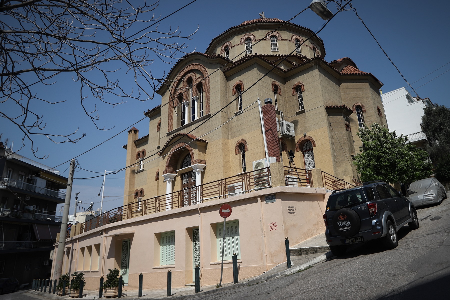 Ιερέας στο Κουκάκι: Χτυπούσαν οι πιστοί την πόρτα, δεν απαγορεύεται η Θεία Κοινωνία