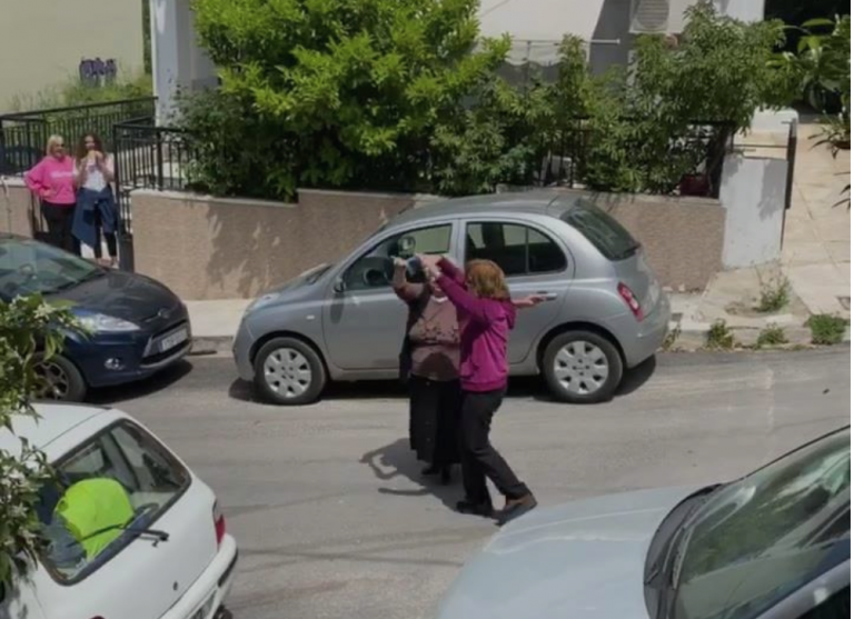 Κυριακή του Πάσχα με χορό στο δρόμο και «Ρώτησα τον Χαρδαλιά που θα κάνω Πασχαλιά» [vid]