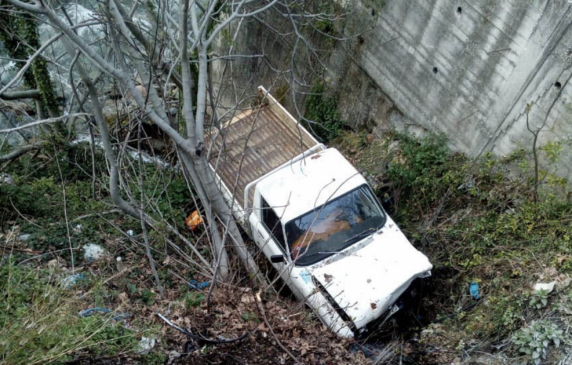 Στενή Ευβοίας τροχαίο: Σοκαριστικό ατύχημα – Εγκλωβίστηκε ο οδηγός [pics]