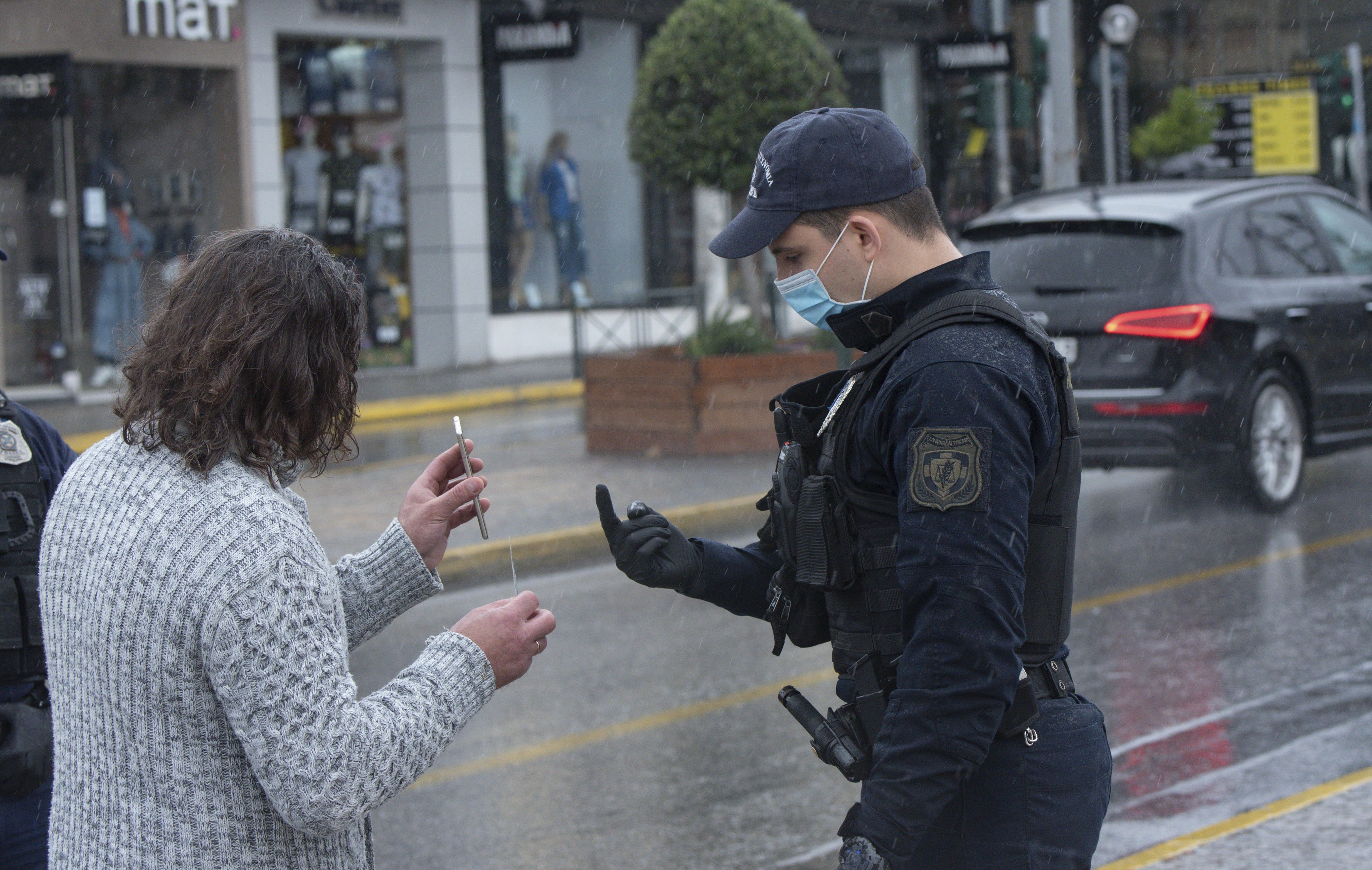 Κορωνοϊός Ελλάδα απαγόρευση κυκλοφορίας: 323 παραβάσεις για άσκοπες μετακινήσεις το Σάββατο