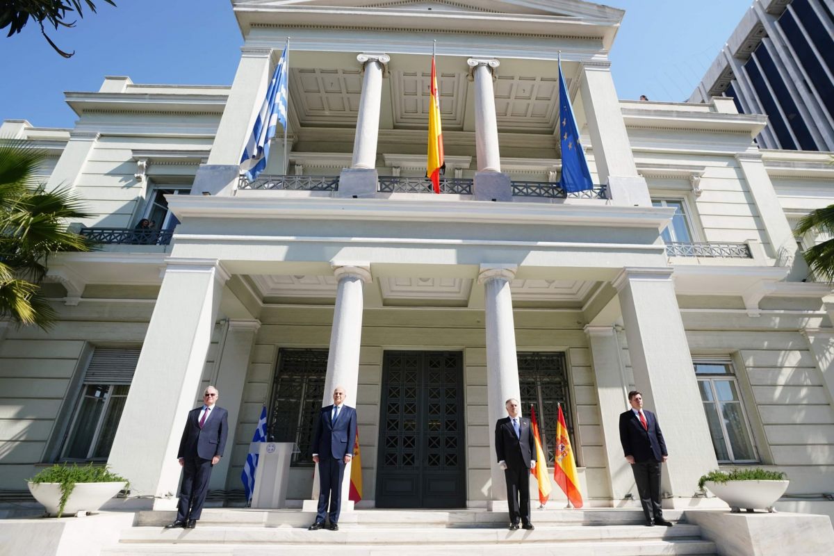 Δένδιας Ισπανία κορωνοϊός: Να βγούμε από την κρίση ενισχυμένοι και ενωμένοι
