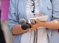 Οι παπαγάλοι μιλούν αλλά δεν σκέφτονται Οι παπαγάλοι μιλούν αλλά δεν σκέφτονται