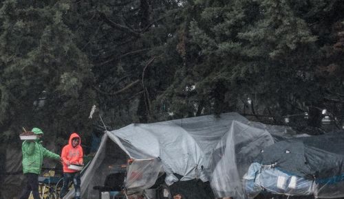 Σε καραντίνα δομές μεταναστών σε Θήβα και Σέρρες