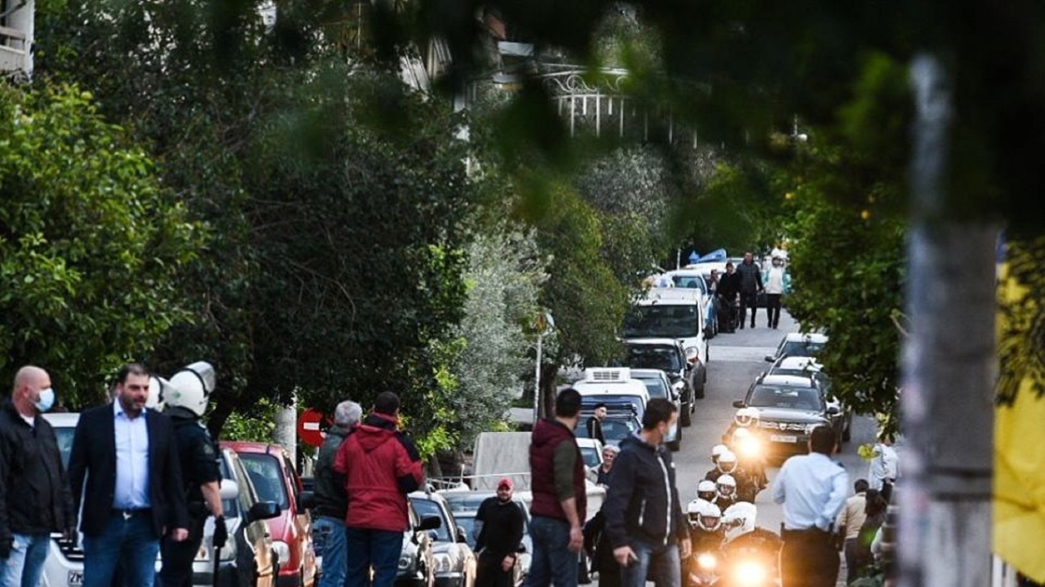 Επεισόδια και προσαγωγές έξω από εκκλησία στον Κορυδαλλό