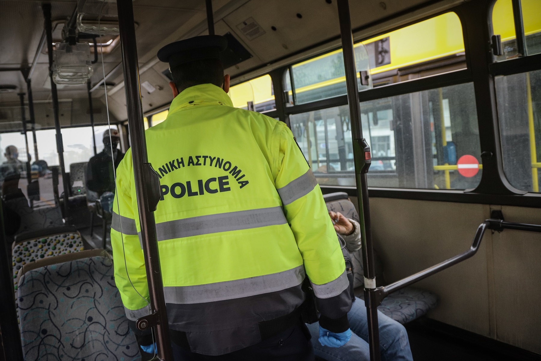 Κορονοϊός Ελλάδα: 477 έλεγχοι σε πλατείες το βράδυ του Σαββάτου για τήρηση των νέων μέτρων – 11 παραβάσεις