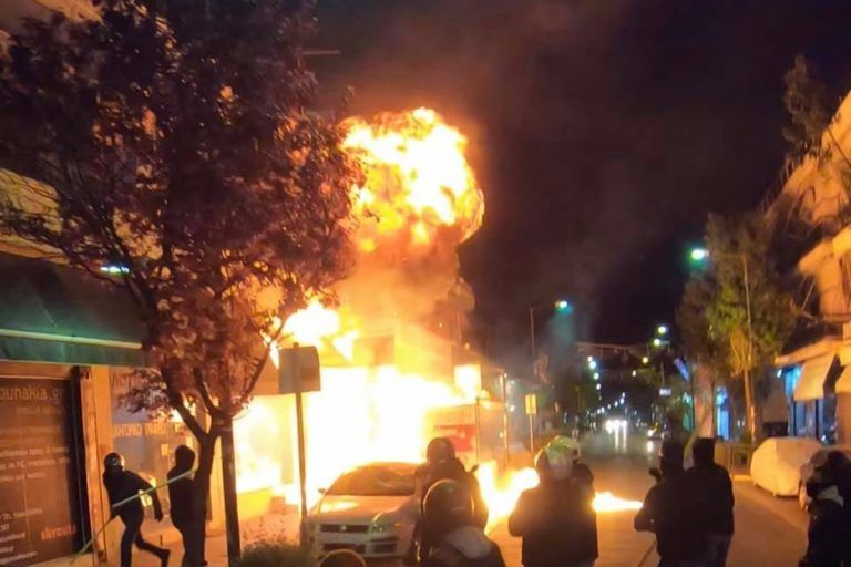 Κορυδαλλός επεισόδια: Η στιγμή της επίθεσης σε σύνδεσμο οπαδών του Ολυμπιακού [vid]