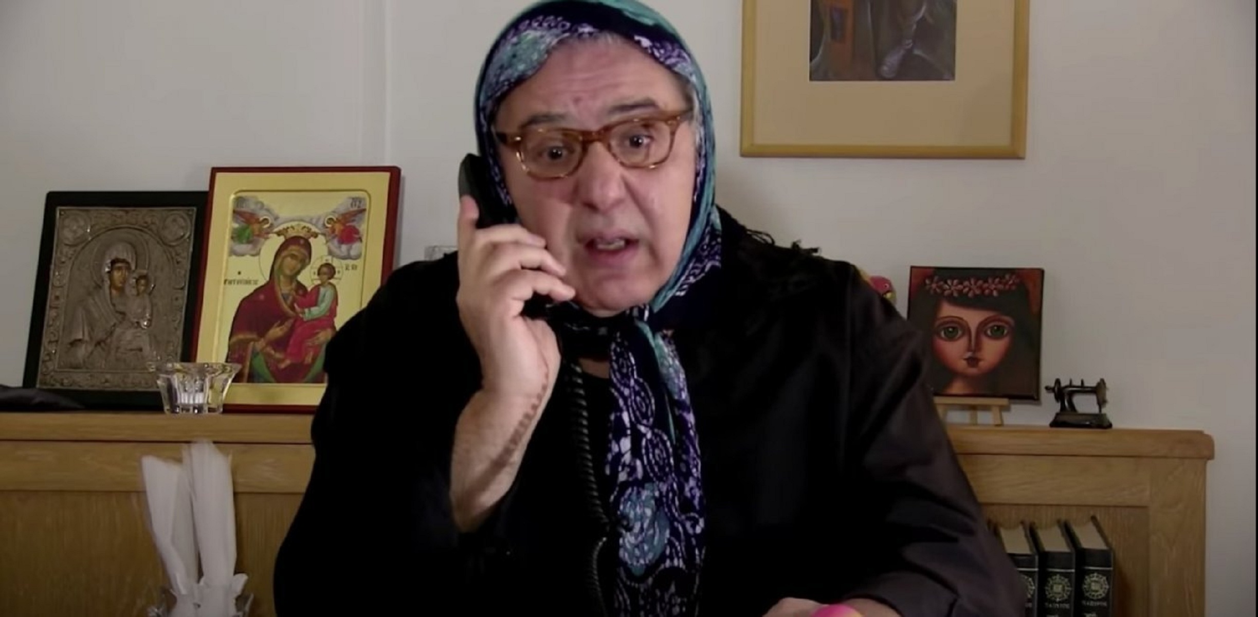 Ιεροκλής Μιχαηλίδης Άγαμοι Θύται La Πάσχα de Papel: Η γιαγιά ξαναχτυπά