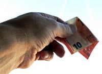 Κορωνοϊός χαρτονομίσματα: Μολύνονται πιο εύκολα από μικρόβια από τα κέρματα Κορωνοϊός χαρτονομίσματα: Μολύνονται πιο εύκολα από μικρόβια από τα κέρματα